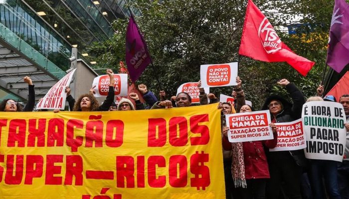 frente_povo_sem_medo_ocuparam_hoje_a_sede_do_itau_01.jpg